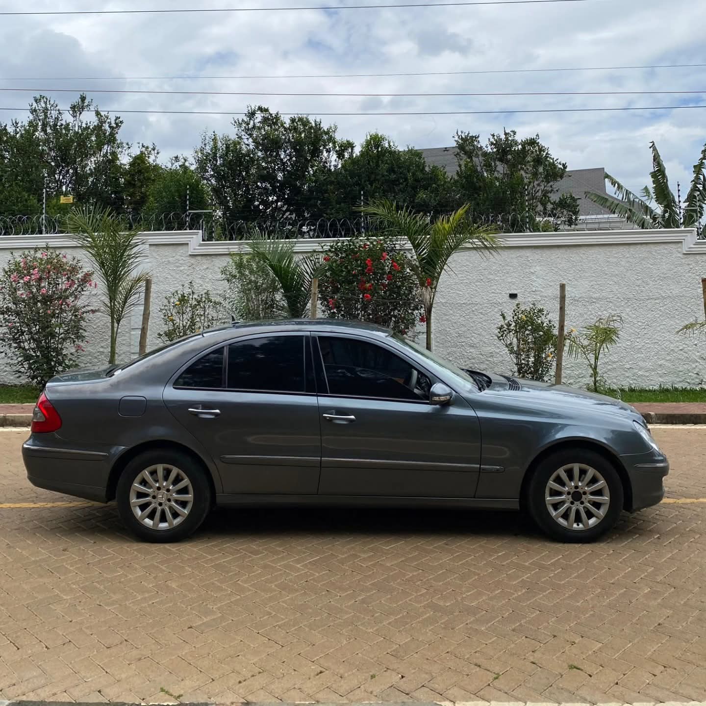 Mercedes Benz E200 W211