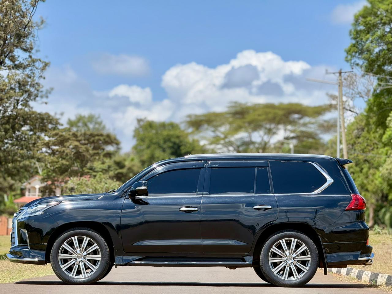 Lexus 570