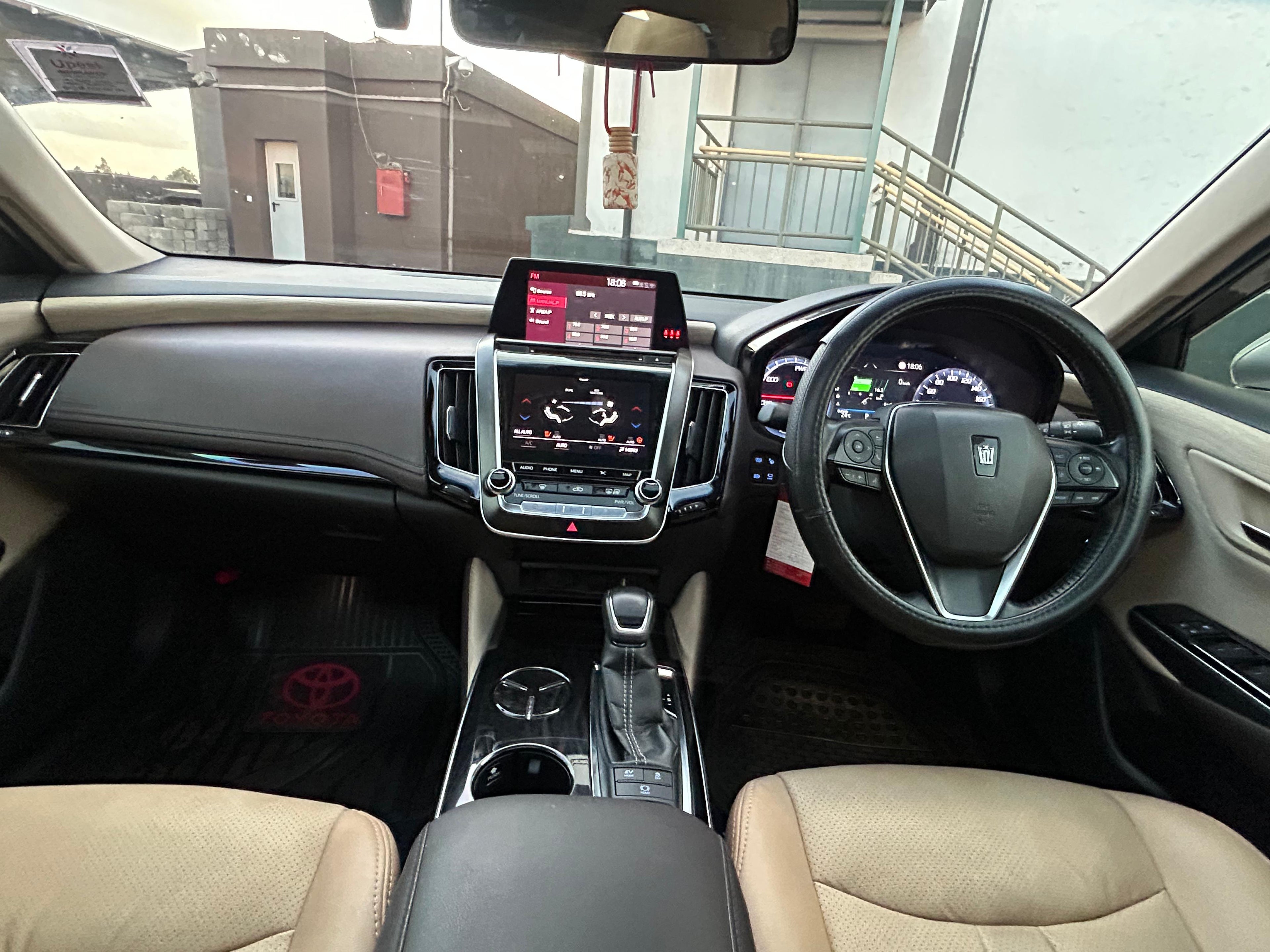 2018 Toyota crown hybrid