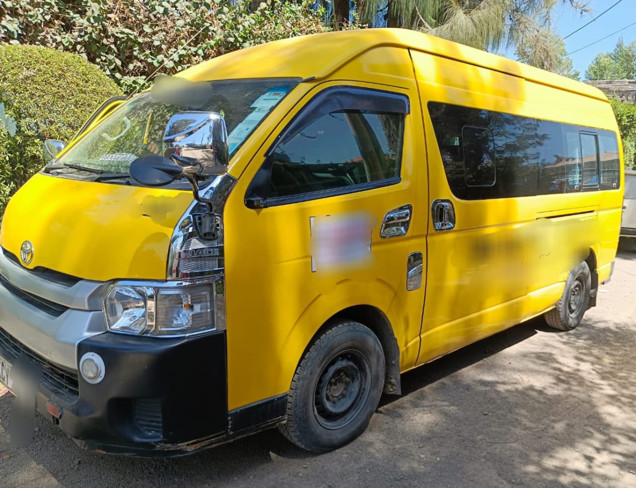 Toyota hiace 9L.