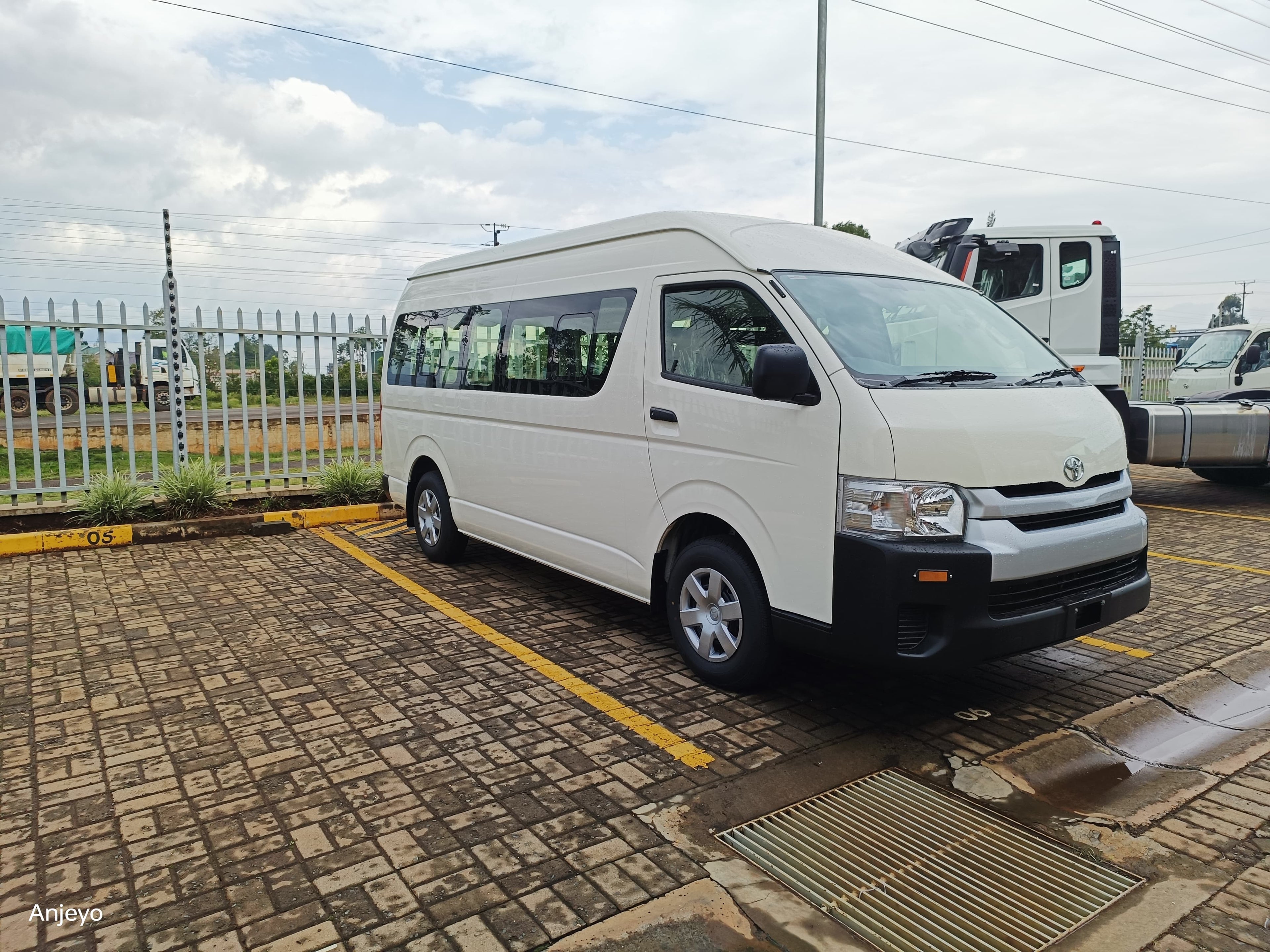 TOYOTA HIACE