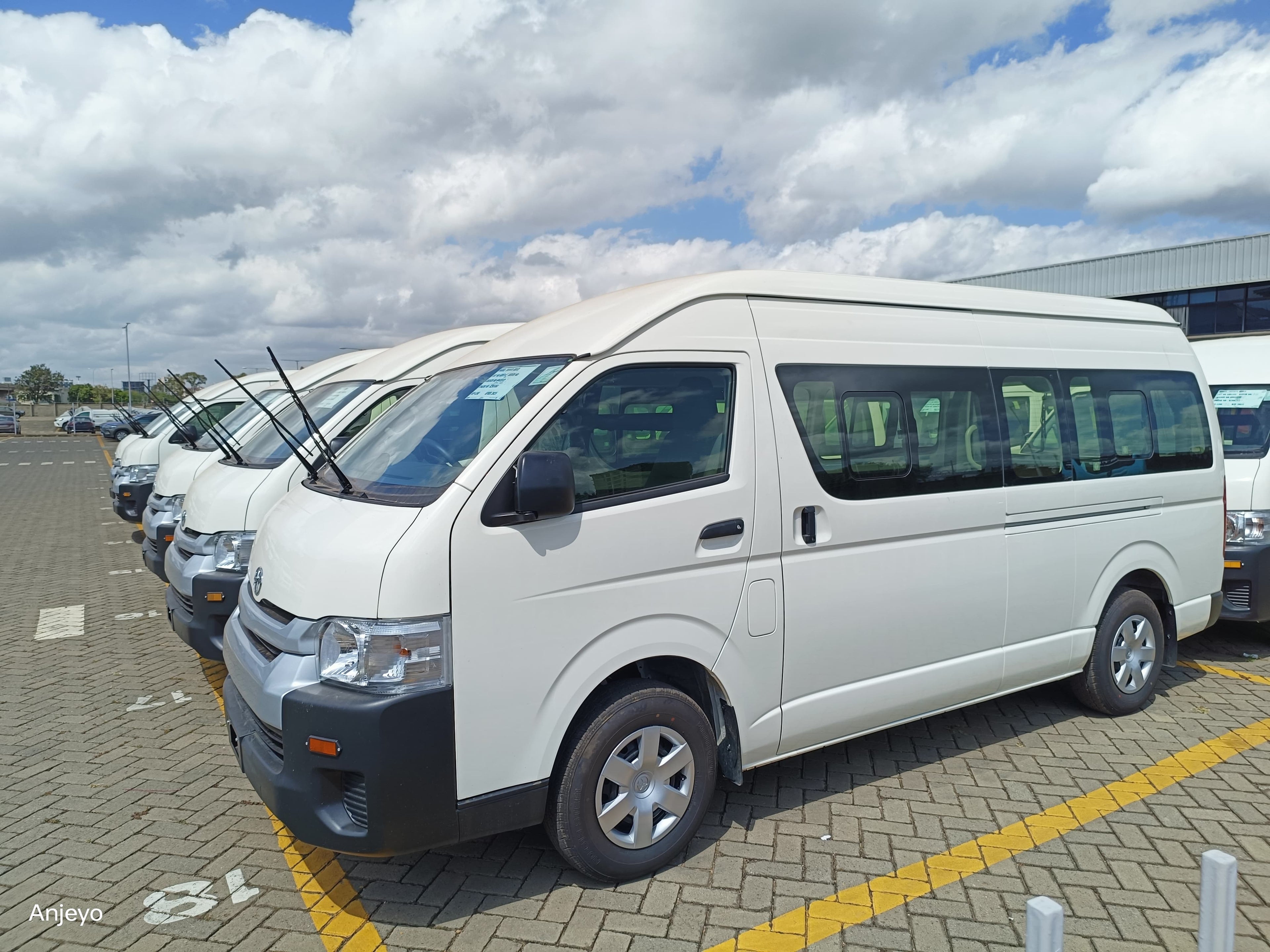 TOYOTA HIACE