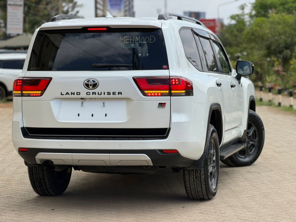 TOYOTA LAND CRUISER LC300 Gr sports